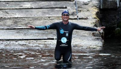 Parte dalla Liguria l'impresa di Salvatore Cimmino: giro d’Italia a nuoto con una sola gamba