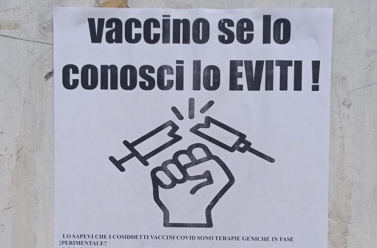 Manifesti no-vax a Genova, Bassetti: "Tutte le più grandi stupidaggini dette finora"