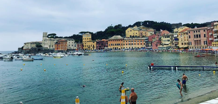 In Liguria giornata di pienone: folla in spiaggia e nei dehors