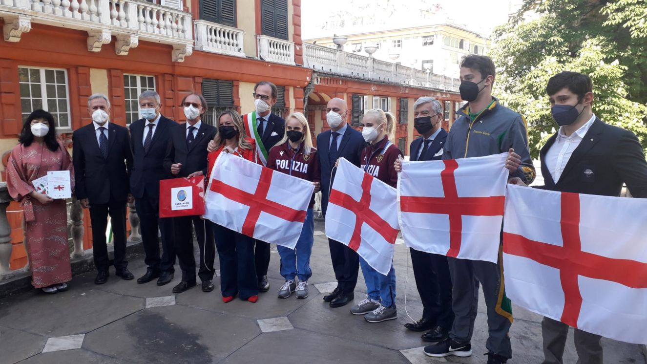 Genova, la bandiera di San Giorgio agli atleti che andranno alle Olimpiadi di Tokio