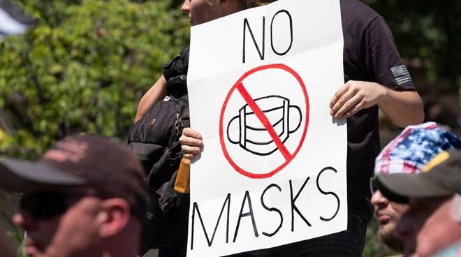 Contro mascherine e coprifuoco: 'passeggiata' notturna di protesta alla Spezia