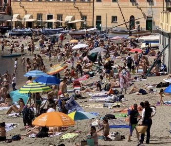 Liguria, il bel tempo favorisce gli assembramenti su spiagge e litorali