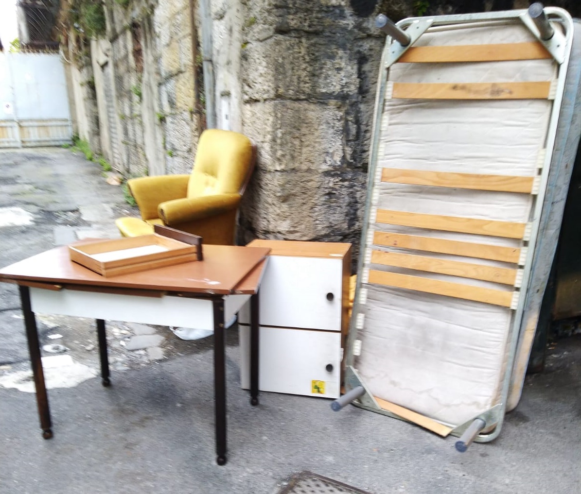 Genova, abbandona mobili in strada ma dimentica una ricevuta in un cassetto: scoperto