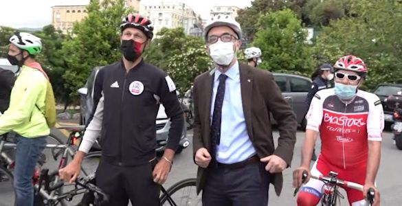 Genova, Campora in bici con il ciclista Trentin: "Le città del futuro hanno sempre meno auto"