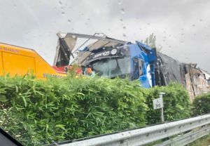 Incidente in A10: tre tir coinvolti e autostrada chiusa fra Savona a Albisola