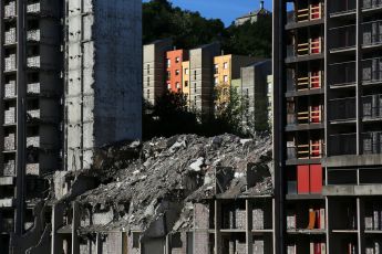 Diga di Begato, già demoliti 15mila metri cubi: all'opera una seconda escavatrice