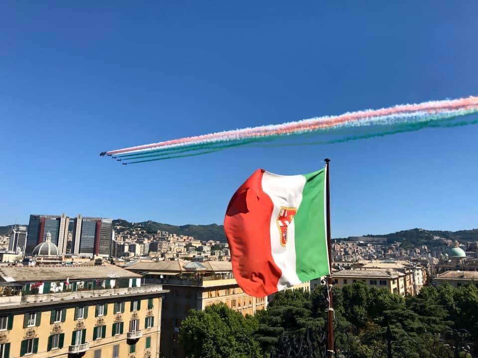 Le Frecce Tricolori sorvolano i cieli di Genova: forti boati in città