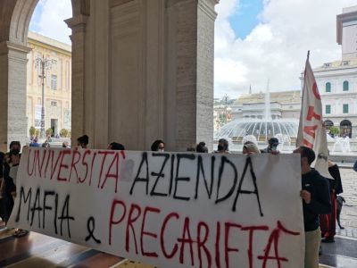 Genova, in piazza De Ferrari studenti in protesta contro il rettore