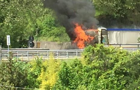 Paura in A7: un camion prende fuoco, traffico bloccato tra Busalla e Genova