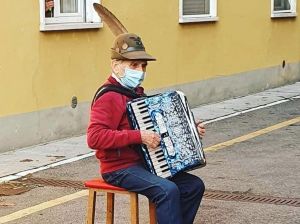 Fece una serenata alla moglie in ospedale, Stefano Bozzini è l'Alpino dell'anno