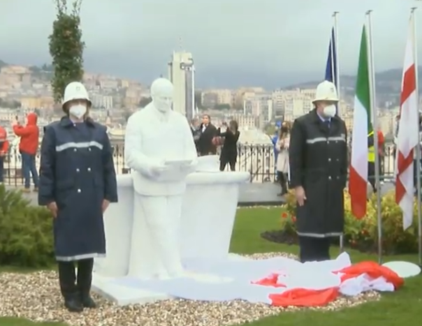 Scoperta la statua in ricordo di Giorgio Parodi con il passaggio delle Frecce Tricolori