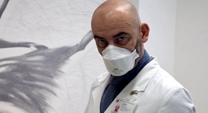 L'idea di Bassetti: "Via la mascherina dopo 20 giorni dalla prima dose di vaccino"