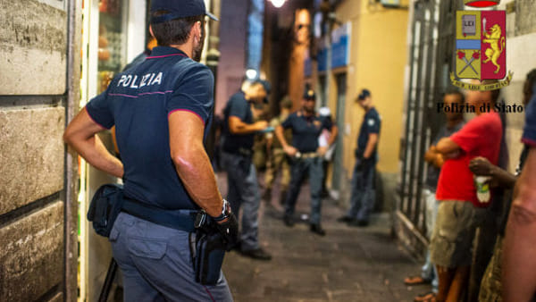 Genova, prende a calci le serrande dei locali di via della Maddalena: 43enne arrestato