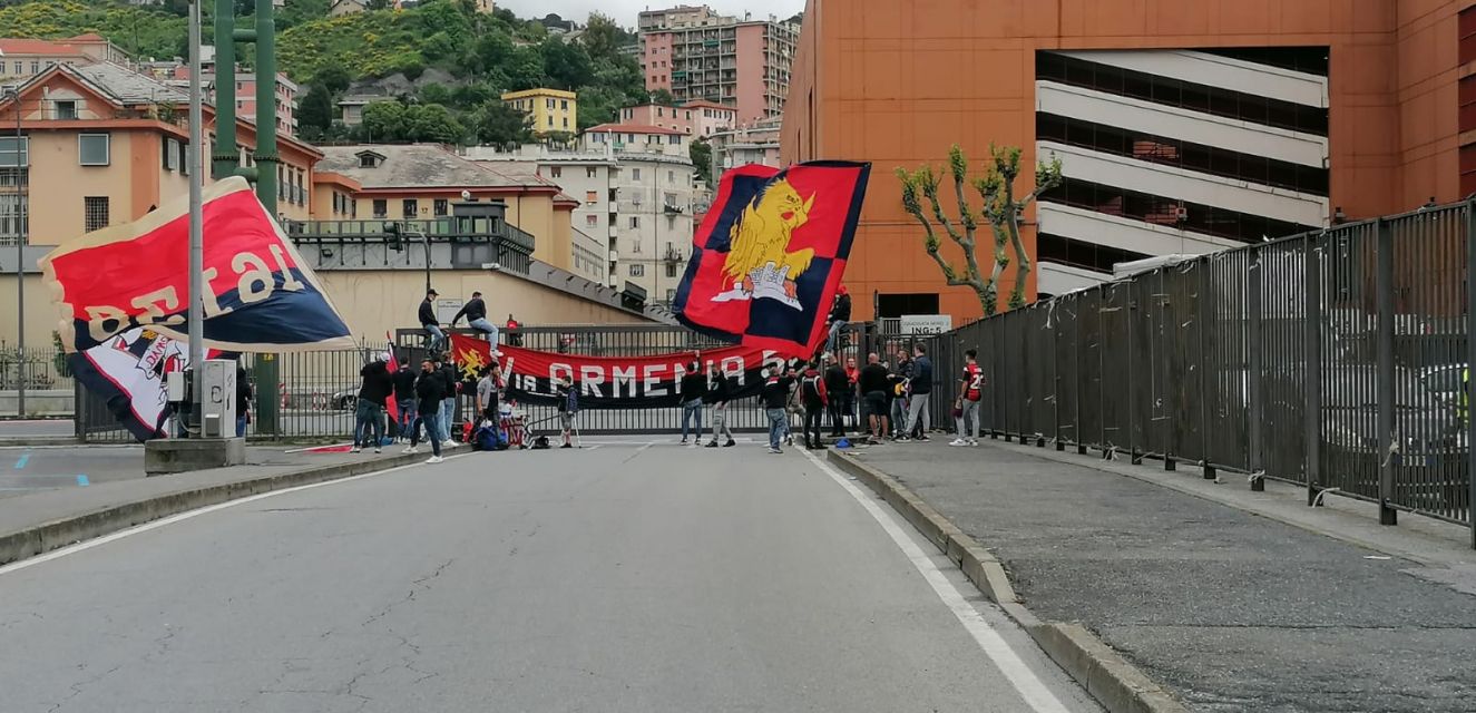 Genoa, tifosi davanti alla Gradinata Nord per un appuntamento a tinte rossoblù