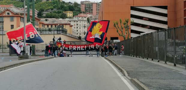 Genoa, tifosi davanti alla Gradinata Nord per un appuntamento a tinte rossoblù