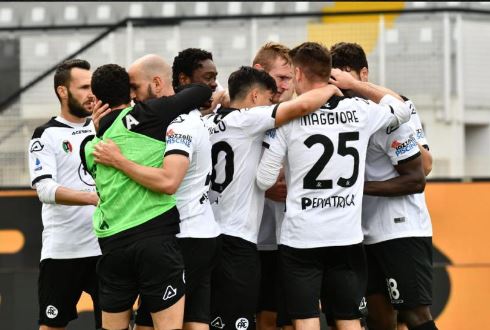 Lo Spezia 'mata' il Toro e resta in Serie A: il miracolo di Italiano davanti a Platek