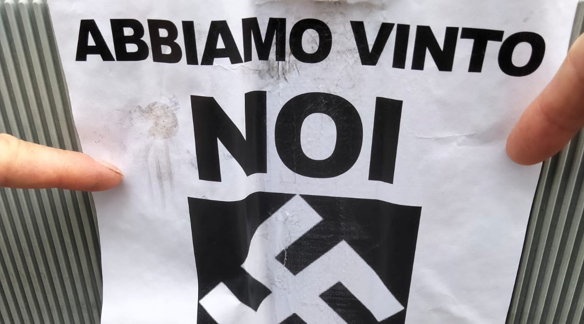 Bolzaneto, volantino con scritto "A morte zingari maledetti" fuori da campo sinti