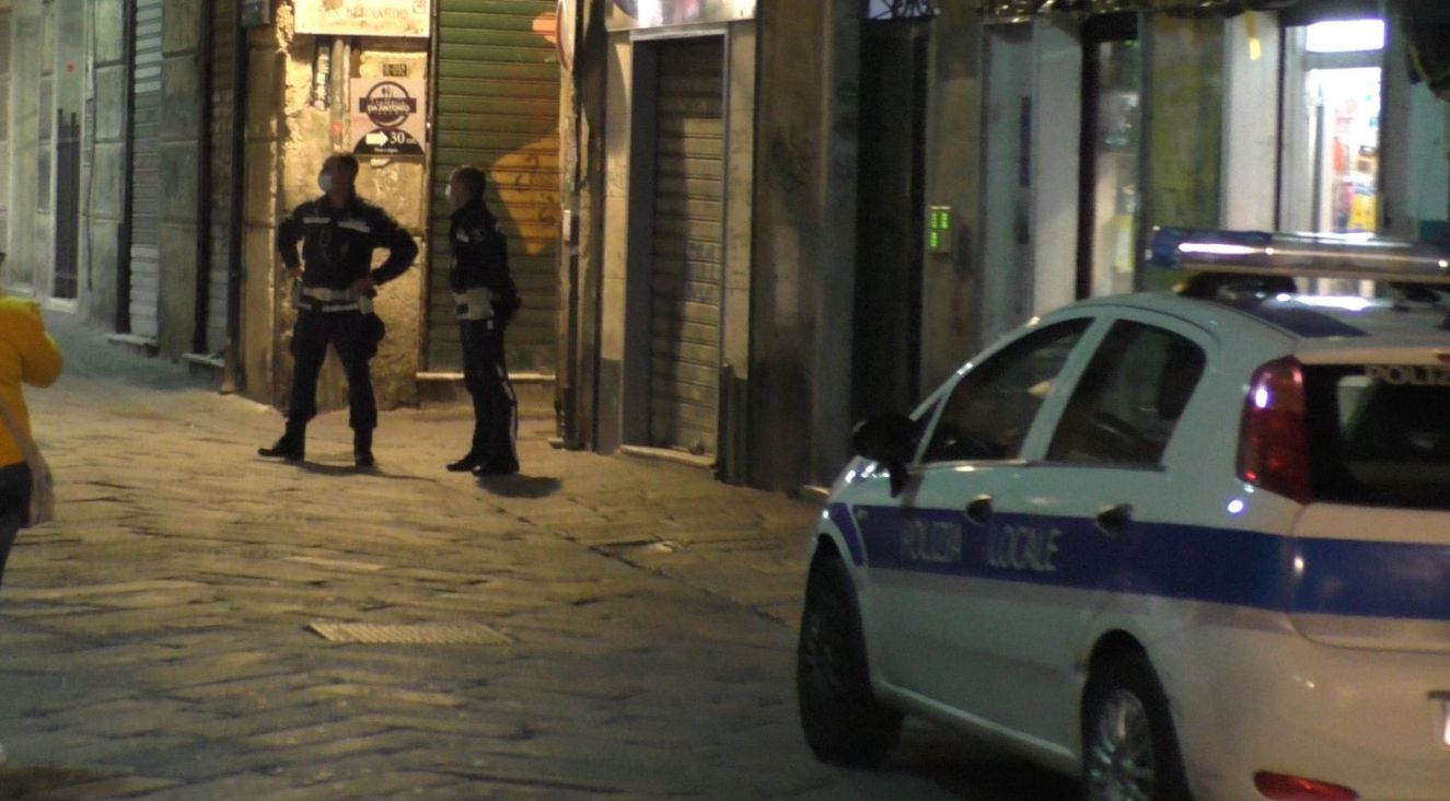 Genova, senza mascherina nei vicoli aggredisce gli agenti e scappa: arrestato