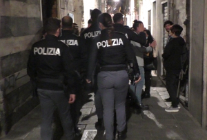 Violano il coprifuoco e insultano le forze dell'ordine: serata di tensione a Ventimiglia