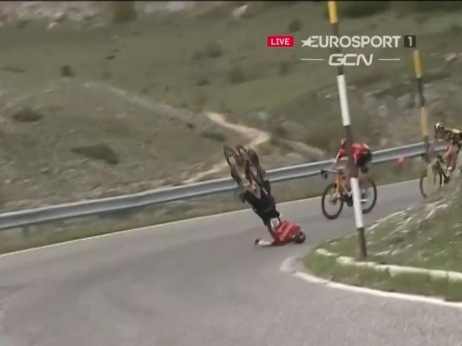 Caduta shock al Giro d'Italia: Mohoric si ribalta e sbatte la testa