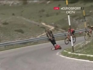 Caduta shock al Giro d'Italia: Mohoric si ribalta e sbatte la testa