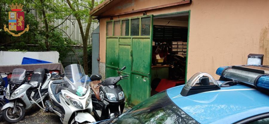 Genova, aveva allestito un'autofficina abusiva nel garage di casa a Bolzaneto 