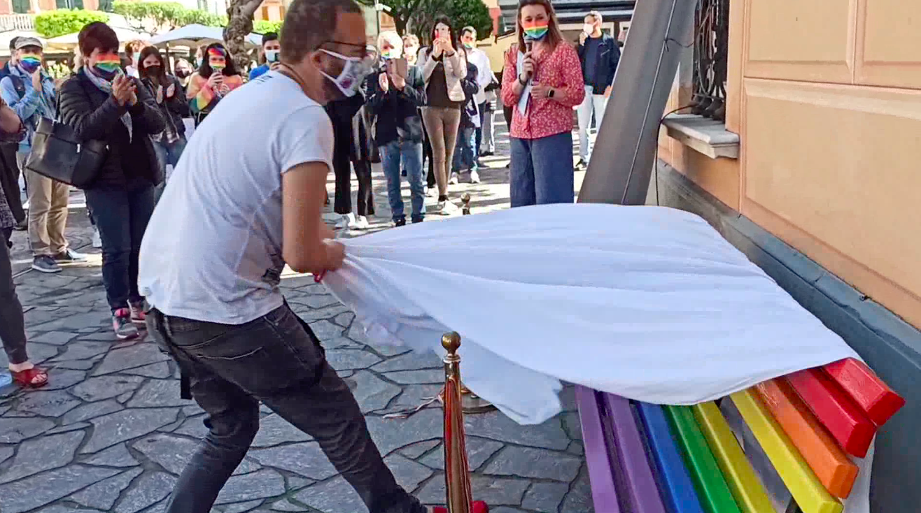 Lavagna inaugura la prima panchina arcobaleno