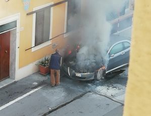 Genova, auto in fiamme a Campomorone: traffico in tilt in mattinata