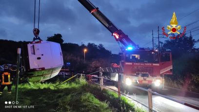 Vado Ligure, furgone esce di strada e colpisce tubo del gas