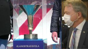 Il console americano a Genova: "Che bello ammirare la coppa dello scudetto della Sampdoria"