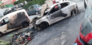 Marassi, incendio nella notte: un'auto e due cassonetti completamente distrutti