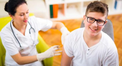 Vaccino Pfizer verso il via libera anche fra i 12 e i 15 anni anche in Italia