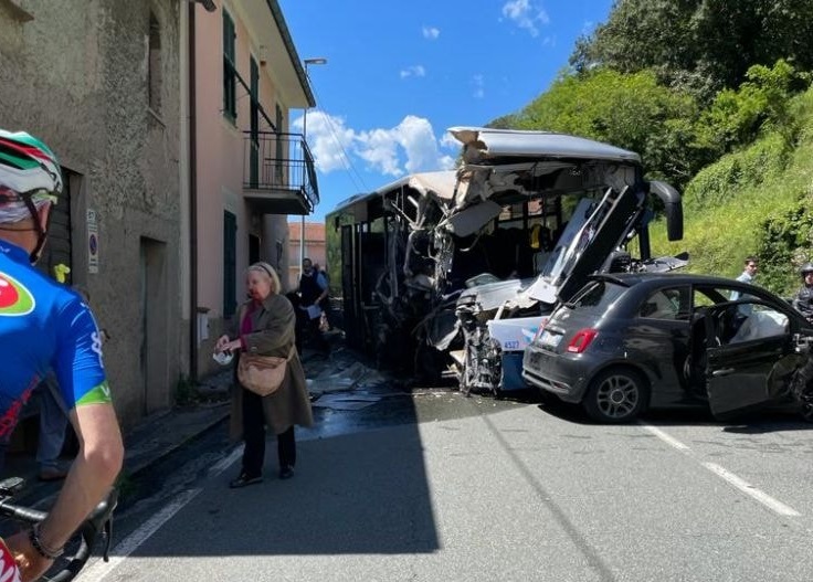 Grave incidente in Val Fontanabuona: pullman contro auto, 15 feriti