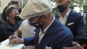 Sampdoria, folla in delirio a palazzo Ducale per l'arrivo di Gianluca Vialli