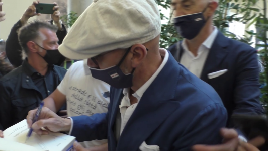 Sampdoria, folla in delirio a palazzo Ducale per l'arrivo di Gianluca Vialli