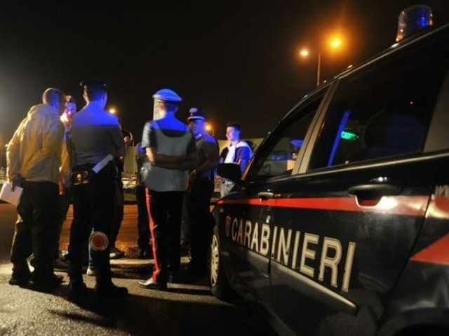 Albenga, rissa in piazza delle Erbe: dehors e arredi devastati, 4 giovani denunciati