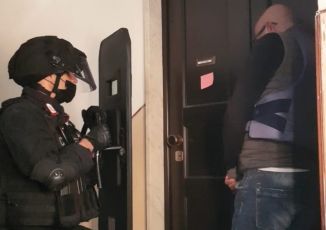 "In carcere non ci voglio andare": si barrica in casa e tiene in ostaggio un amico