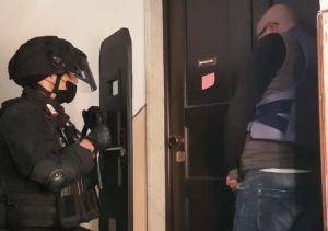 "In carcere non ci voglio andare": si barrica in casa e tiene in ostaggio un amico