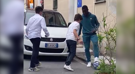Genoa, la spensieratezza di Kallon: dribbling e risate per strada con due bambini