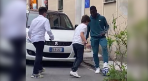 Genoa, la spensieratezza di Kallon: dribbling e risate per strada con due bambini