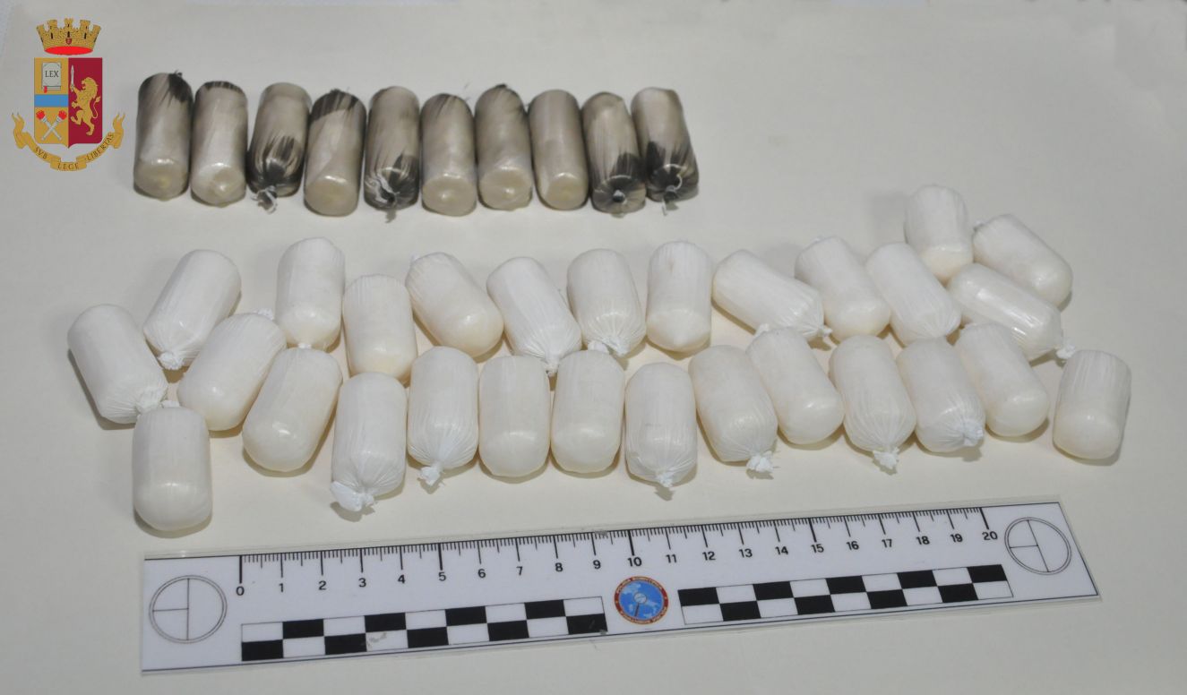 Genova, 9 arresti per traffico di cocaina: le donne-corriere nascondevano la droga nelle parti intime