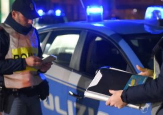 Armata di coltello, aggredisce a cinghiate una ragazza: 24enne arrestata