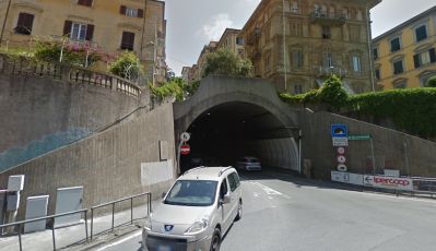 La Spezia, investe una 76enne sulle strisce e scappa: patente ritirata