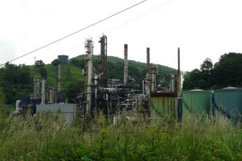 Busalla, operaio travolto da bitume ardente: in codice rosso al Villa Scassi