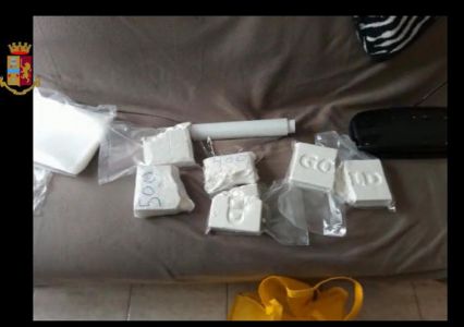 Ventimiglia, nascondeva cocaina nelle confezioni di scarpe, arrestato commerciante