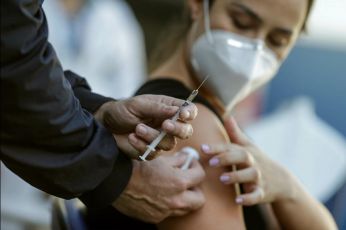 Vaccini, ipotesi 10 giugno per aprire le prenotazioni agli under 30