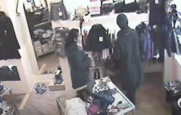 Genova, tenta il furto di una giacca ma viene beccato con un coltello: arrestato