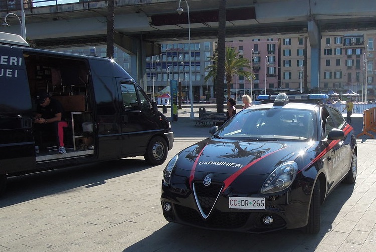 Genova, ladri rubano la valigia a un turista e scappano: arrestati