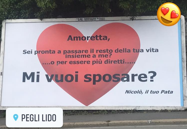 Pegli, l'insolita proposta di matrimonio su un maxi cartellone pubblicitario
