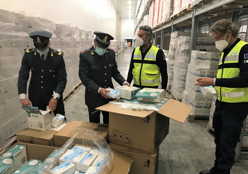 La Spezia, in un anno sequestrati oltre 12 milioni di mascherine e guanti
